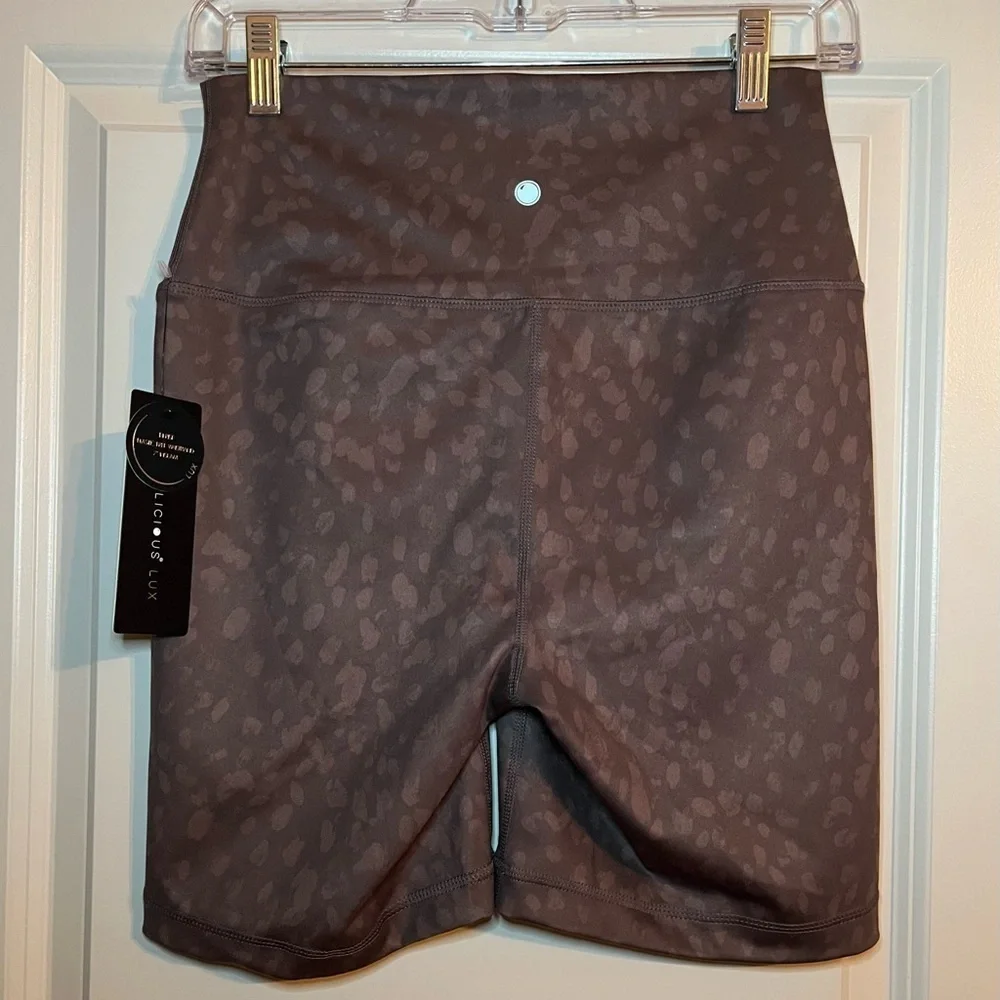 *Final Price* 🆕 Yogalicious Lux Hi-Rise 7” Bike Shorts in Brush Spot Mocha Med